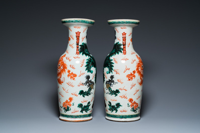 Paire de vases en porcelaine de Chine &agrave; d&eacute;cor polychrome de lions bouddhistes, 19&egrave;me