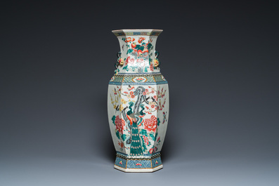 Een zeshoekige Chinese famille rose vaas met antiquiteiten en pauwen, 19e eeuw