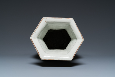 Vase de forme hexagonale en porcelaine de Chine famille rose, 19&egrave;me