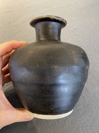 Vase en gr&egrave;s porcelaineux &agrave; &eacute;mail noir, Vietnam, L&ecirc; triều 家黎, 14/15&egrave;me