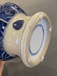 Een Chinese blauw-witte 'hu' vaas met yin en yang decor, Kangxi