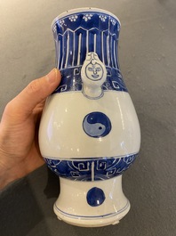 Een Chinese blauw-witte 'hu' vaas met yin en yang decor, Kangxi