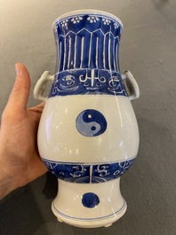 Een Chinese blauw-witte 'hu' vaas met yin en yang decor, Kangxi