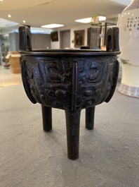 Een Chinese archa&iuml;sche bronzen driepotige 'Ding' ketel met inscriptie, Noordelijke Song