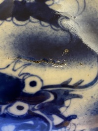 Vase de forme bouteille en porcelaine de Chine en bleu et blanc &agrave; d&eacute;cor de dragons, 19&egrave;me