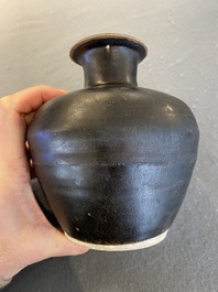 Vase en gr&egrave;s porcelaineux &agrave; &eacute;mail noir, Vietnam, L&ecirc; triều 家黎, 14/15&egrave;me