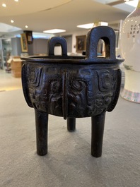 Een Chinese archa&iuml;sche bronzen driepotige 'Ding' ketel met inscriptie, Noordelijke Song