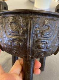 Een Chinese archa&iuml;sche bronzen driepotige 'Ding' ketel met inscriptie, Noordelijke Song