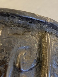 Een Chinese archa&iuml;sche bronzen driepotige 'Ding' ketel met inscriptie, Noordelijke Song