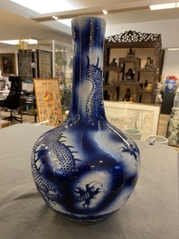 Een Chinese blauw-witte flesvormige 'draken' vaas, 19e eeuw