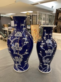 Deux vases en porcelaine de Chine en bleu et blanc restaur&eacute;s de fa&ccedil;on kintsugi, marque de Qianlong, 20&egrave;me