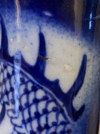 Vase de forme bouteille en porcelaine de Chine en bleu et blanc &agrave; d&eacute;cor de dragons, 19&egrave;me