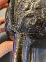 Een Chinese archa&iuml;sche bronzen driepotige 'Ding' ketel met inscriptie, Noordelijke Song