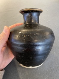 Vase en gr&egrave;s porcelaineux &agrave; &eacute;mail noir, Vietnam, L&ecirc; triều 家黎, 14/15&egrave;me