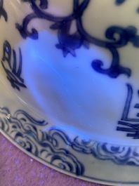 Bol en porcelaine de Chine en bleu et blanc &agrave; d&eacute;cor 'Shou', marque de Chenghua, Kangxi