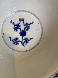 Een Chinese blauw-witte 'Shou' kom, Chenghua merk, Kangxi