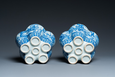 Een paar Chinese blauw-witte bloemenvazen, 19e eeuw