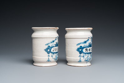 Deux pots de pharmacie en fa&iuml;ence de Delft en bleu et blanc et un plat en fa&iuml;ence polychrome de Bruxelles, 18&egrave;me