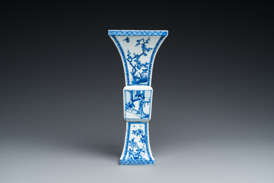 Een Chinese blauw-witte 'gu' vaas met erotisch decor onderop, Kangxi