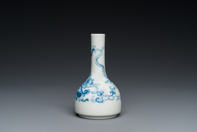 Petit vase de forme bouteille en porcelaine de Chine en bleu et blanc, marque et peut-&ecirc;tre &eacute;poque de Yongzheng