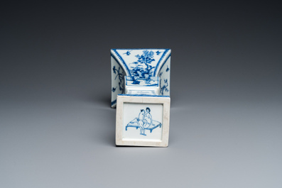 Een Chinese blauw-witte 'gu' vaas met erotisch decor onderop, Kangxi