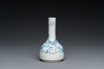 Petit vase de forme bouteille en porcelaine de Chine en bleu et blanc, marque et peut-&ecirc;tre &eacute;poque de Yongzheng