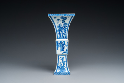 Een Chinese blauw-witte 'gu' vaas met erotisch decor onderop, Kangxi