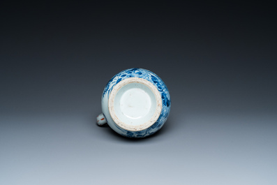 Een Chinese blauw-witte dekselkan, een kom en twee sauskommen, Kangxi/Qianlong