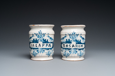 Deux pots de pharmacie en fa&iuml;ence de Delft en bleu et blanc et un plat en fa&iuml;ence polychrome de Bruxelles, 18&egrave;me