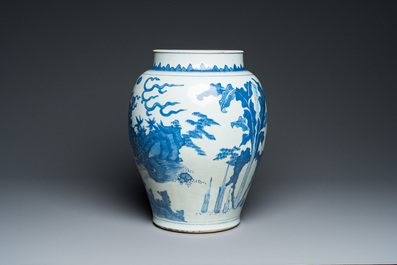 Vase en porcelaine de Chine en bleu et blanc &agrave; d&eacute;cor d'un qilin et d'un ph&eacute;nix, &eacute;poque Transition