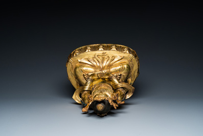 Een grote Chinese vergulde bronzen Boeddha Amitayus, 19/20e eeuw