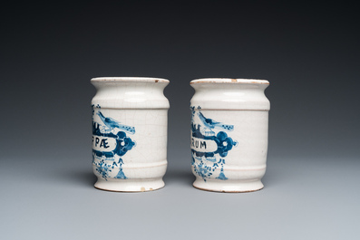 Deux pots de pharmacie en fa&iuml;ence de Delft en bleu et blanc et un plat en fa&iuml;ence polychrome de Bruxelles, 18&egrave;me