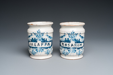 Deux pots de pharmacie en fa&iuml;ence de Delft en bleu et blanc et un plat en fa&iuml;ence polychrome de Bruxelles, 18&egrave;me