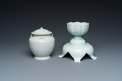 Un vase couvert en porcelaine de Chine qingbai et un bol sur support, Song ou post&eacute;rieur