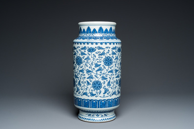 Vase en porcelaine de Chine en bleu et blanc &agrave; d&eacute;cor de rinceaux de fleurs, probablement Qianlong