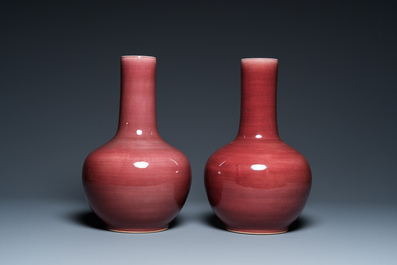 Een paar Chinese monochrome flesvormige vazen met perzikbloesemglazuur, 19e eeuw