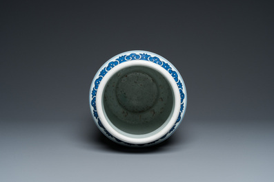 Vase en porcelaine de Chine en bleu et blanc &agrave; d&eacute;cor de rinceaux de fleurs, probablement Qianlong