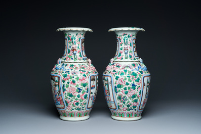 Paire de vases en porcelaine de Chine famille rose &agrave; d&eacute;cor de sc&egrave;nes de cour, 19&egrave;me