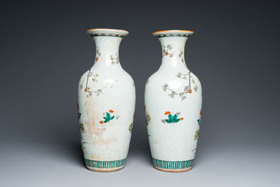 Paire de vases en porcelaine de Chine famille verte &agrave; fond craquel&eacute;, 19&egrave;me