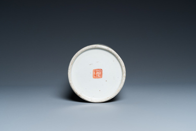 Porte-chapeau en porcelaine de Chine qianjiang cai dat&eacute; 1901, marque et &eacute;poque Guangxu