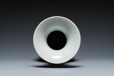 Un vase en porcelaine de Chine qianjiang cai &agrave; d&eacute;cor d'antiquit&eacute;s, sign&eacute; Dai Huanzhao 戴煥昭, dat&eacute; 1908