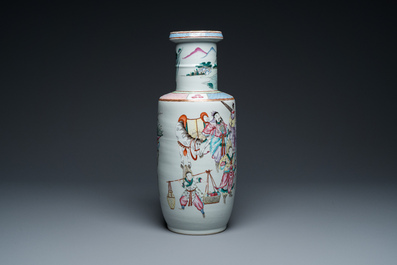 Een fijne Chinese famille rose rouleau vaas met verhalend decor, 19e eeuw
