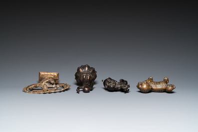Twee Chinese bronzen boeddhistische leeuwen en een jonge staande Boeddha, Ming en later