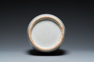 Un vase en porcelaine de Chine qianjiang cai &agrave; d&eacute;cor d'antiquit&eacute;s, sign&eacute; Dai Huanzhao 戴煥昭, dat&eacute; 1908