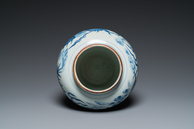 Een Chinese blauw-witte 'draken' vaas, Shunzhi