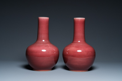 Een paar Chinese monochrome flesvormige vazen met perzikbloesemglazuur, 19e eeuw