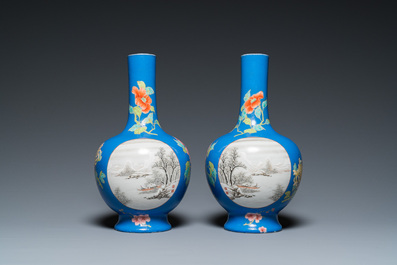 Een paar flesvormige Chinese famille rose vazen met blauwe fondkleur, He Xuren 何許人 merk, 20e eeuw
