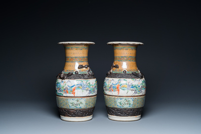 Deux paires de vases en porcelaine de Chine dite 'de Nankin', 19&egrave;me
