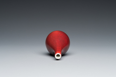 Petit vase de forme bouteille en porcelaine de Chine &agrave; &eacute;mail sang de boeuf, marque de Xuande, Qing