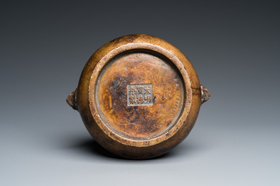 A Chinese bronze censer, Xuande mark, 18/19th C.